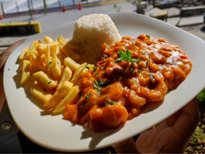foto de prato de camarão preparado no restaurante