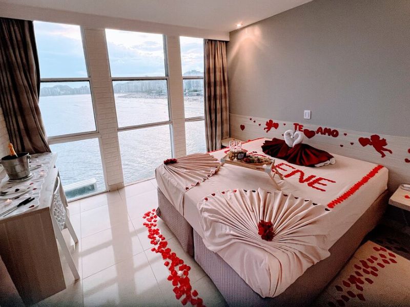 cama da suite classic comfort decorada com o pacote rubi com foto em polaroid e pelatas e espumante