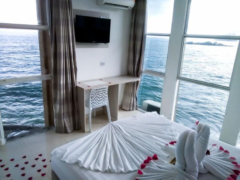 suite classic vista dupla decorada com o pacote diamante e foto da vista mar