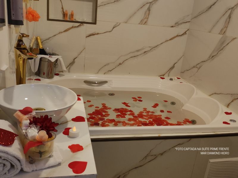 banheira da suite prime com a decoração rubi cheia de petalas