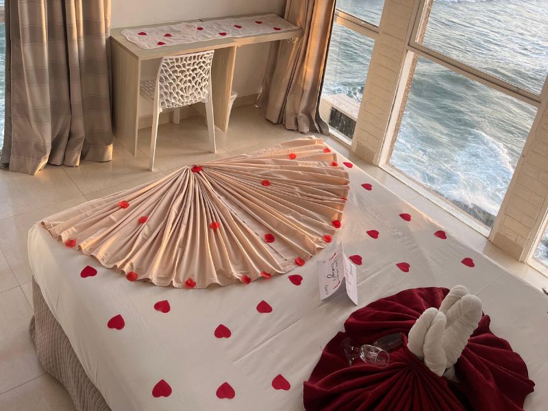 suite classic vista dupla com a decoração safira com petalas e cisne vista de cima da cama